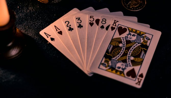 Người chơi tương tác qua giao diện Live Casino xsdaklak trên điện thoại di động